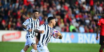 Nahuel Bustos, calve para la remontada de Talleres, y Michael Santos, el otro goleador Albiazul (José Hernandez / La Voz)