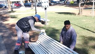 Comenzaron a pintar el mobiliario de la Plaza 25 de Mayo.