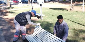 Comenzaron a pintar el mobiliario de la Plaza 25 de Mayo.