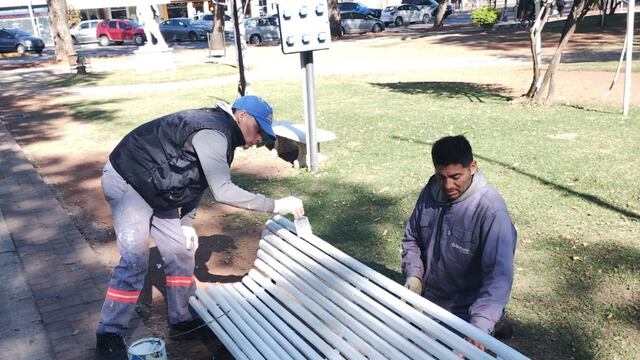 Comenzaron a pintar el mobiliario de la Plaza 25 de Mayo.