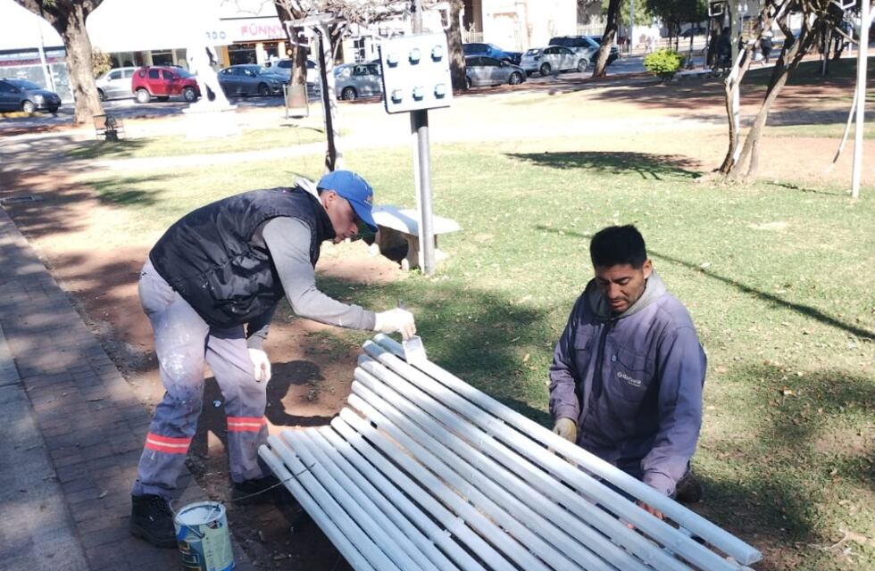 Comienzan tareas de pintura y mantenimiento en la Plaza 25 de Mayo