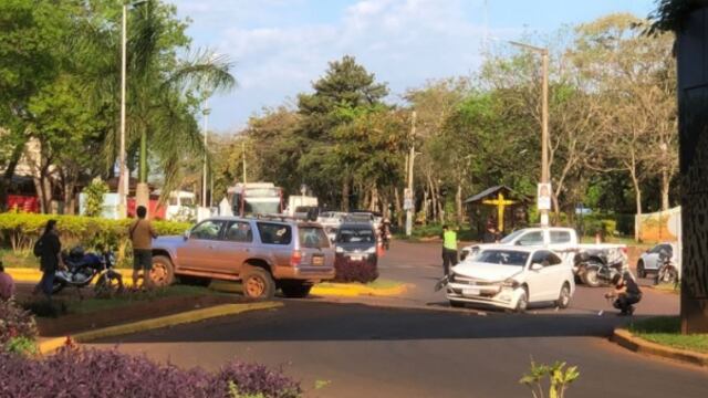 Accidente vial en Eldorado entre un automóvil y una camioneta.