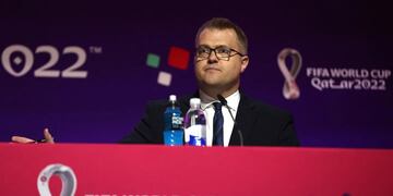 Bryan Swanson, director de comunicación de la FIFA, contó que es homosexual en el cierre de la conferencia de inauguración del Mundial de Qatar. El funcionario admitió que el discurso de Gianni Infantino, a favor de las minorías, le dio el impulso que necesitaba para hacerlo público. (REUTERS/Matthew Childs)
Por: REUTERS