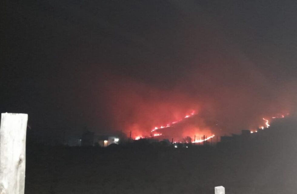 Bomberos contuvieron un incendio en Villa Giardino con un importante frente de fuego