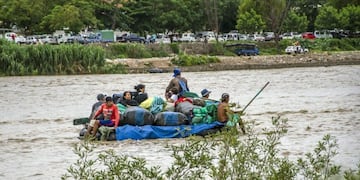 Bagayeros cruzan el río Bermejo