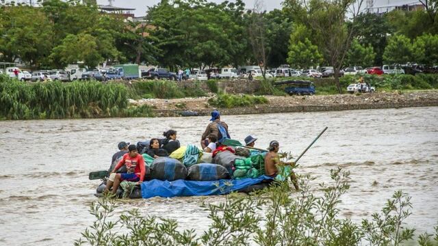 Bagayeros cruzan el río Bermejo