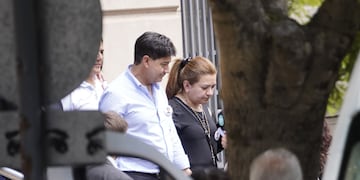 Silvino Báez y Graciela Sosa, los papás de Fernando saliendo del Tribunal de Dolores.