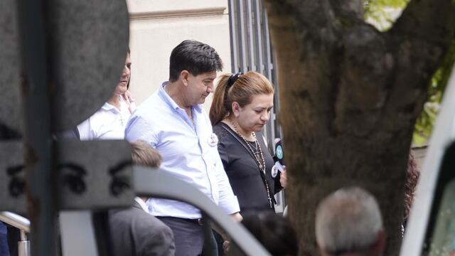 Silvino Báez y Graciela Sosa, los papás de Fernando saliendo del Tribunal de Dolores.