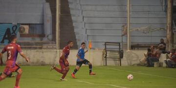 Juan Pablo Ruíz Gómez ya desparramó al arquero de Tigre y empieza a llenarse la boca de gol.