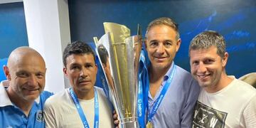 Hernán Medina y la copa del campeón Motagua, junto a su ayudante de campo, Leandro Torres.