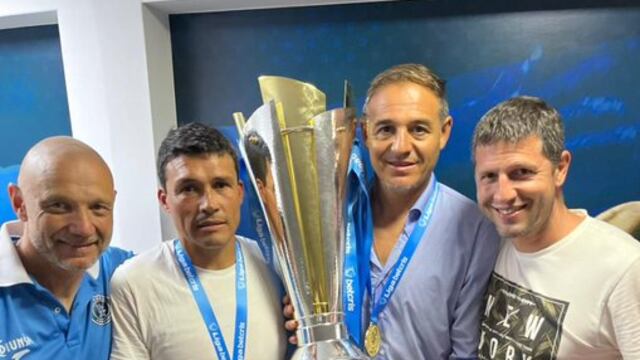 Hernán Medina y la copa del campeón Motagua, junto a su ayudante de campo, Leandro Torres.