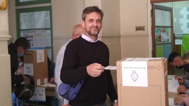 Iván Ambrosius votó en la Escuela Nº 1