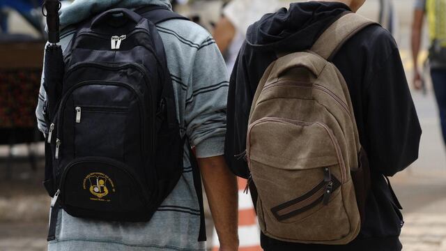 Alumnos esperan el colectivo.