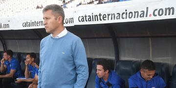 Fútbol Liga Profesional, Godoy Cruz Antonio Tomba. Diego Flores conduciendo al Tomba en un segundo periodo.- 
Foto: José Gutierrez / Los Andes