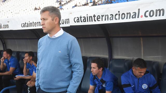 Fútbol Liga Profesional, Godoy Cruz Antonio Tomba. Diego Flores conduciendo al Tomba en un segundo periodo.- 
Foto: José Gutierrez / Los Andes