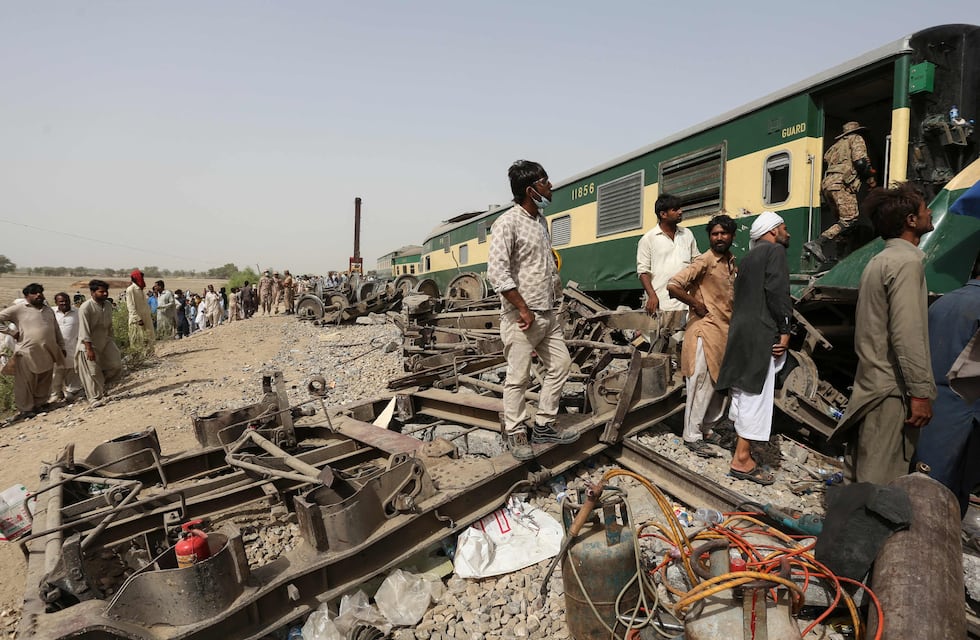Tragedia en Pakistán: 40 muertos y 100 heridos por el choque de dos trenes