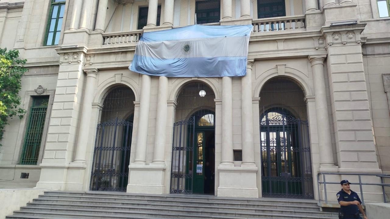 El Colegio Carbó también fue víctima de una amenaza de bomba falsa.