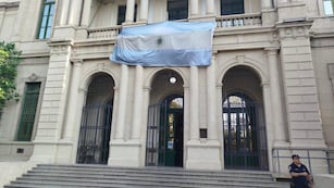 Trabajan en el Colegio Carbó por una presunta amenaza de bomba. (Gentileza)