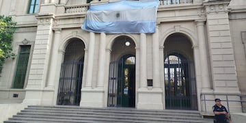Trabajan en el Colegio Carbó por una presunta amenaza de bomba. (Gentileza)