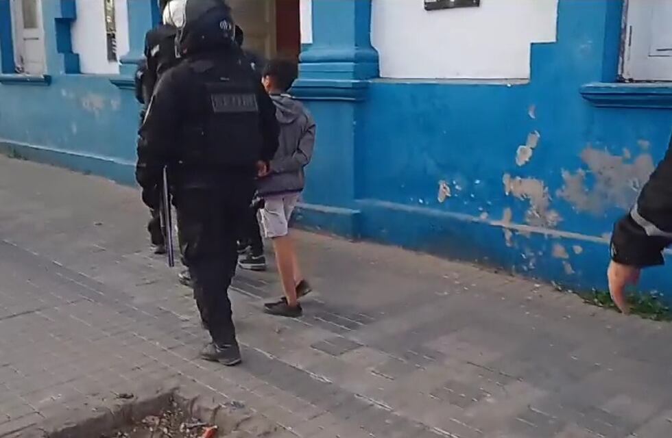 Menores de edad saquearon un local de ropa en Cosquín