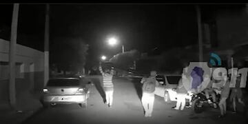 Los delincuentes se iban caminando con la reja por la mitad de la calle.
