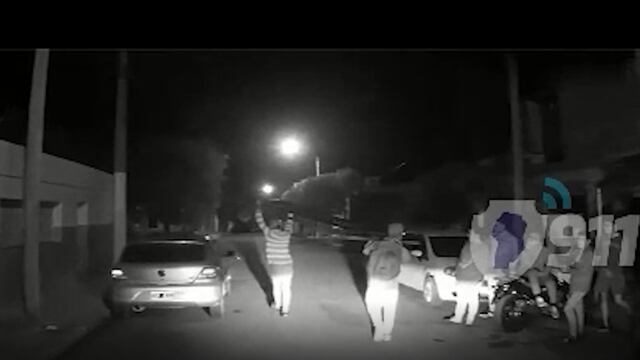 Los delincuentes se iban caminando con la reja por la mitad de la calle.