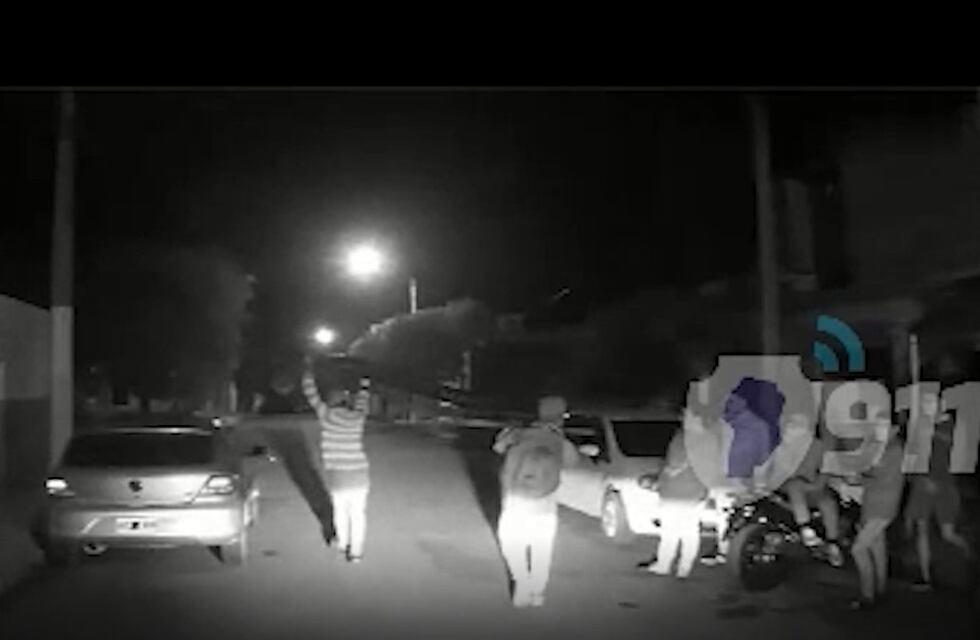 Córdoba insólita: se robaron una reja y se la llevaban caminando por el medio de la calle