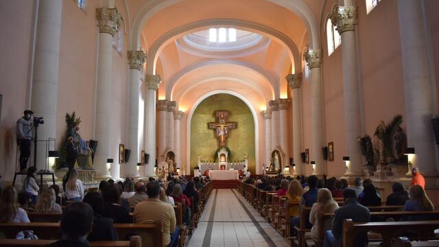 Moseñor Eduardo MAría Taussig presidio la celebración del Domingo de Ramos en la Catedral de San Rafael.