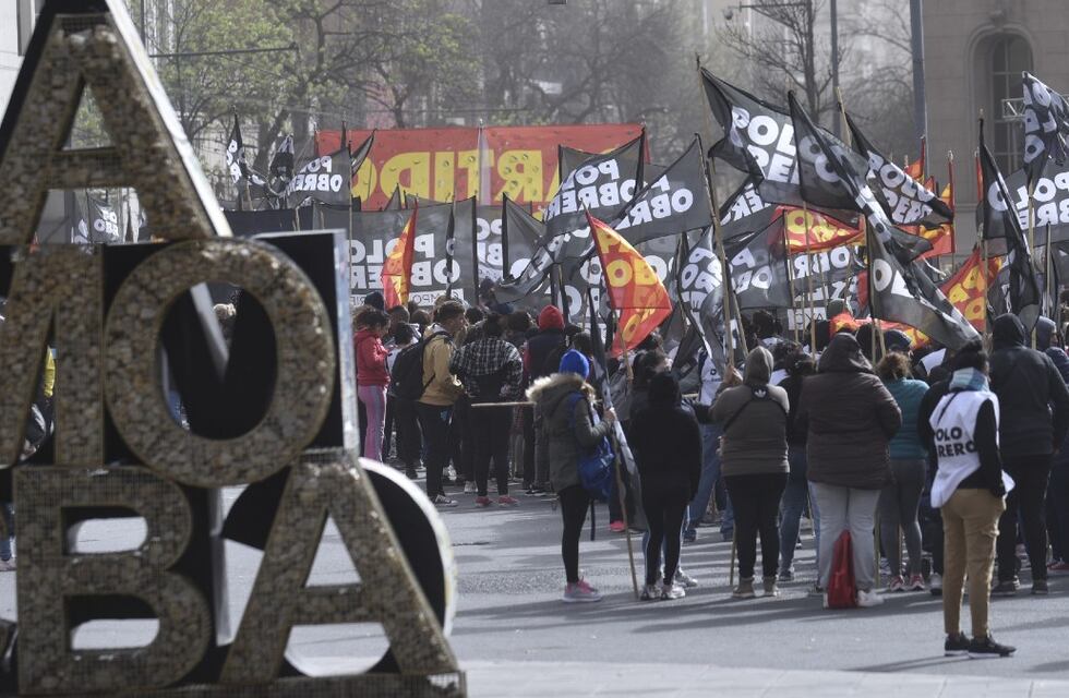 Movimientos de izquierda marchan en el centro de Córdoba: hay caos de tránsito