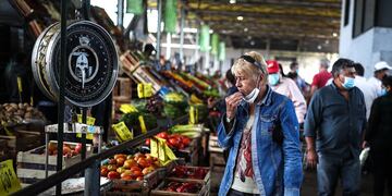 Los feriantes del Mercado Central se quejan de que no hay regulación de precios y así están perdiendo ventas. (EFE/ Juan Ignacio Roncoroni)