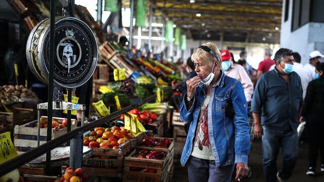 Los feriantes del Mercado Central se quejan de que no hay regulación de precios y así están perdiendo ventas. (EFE/ Juan Ignacio Roncoroni)