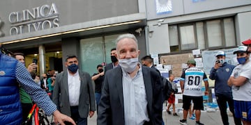 Alfredo Cahe, exmédico de Maradona, visitándolo en la Clínica Olivos tras su última operación