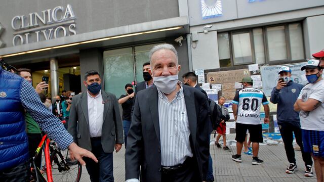 Alfredo Cahe, exmédico de Maradona, visitándolo en la Clínica Olivos tras su última operación. (AFP)