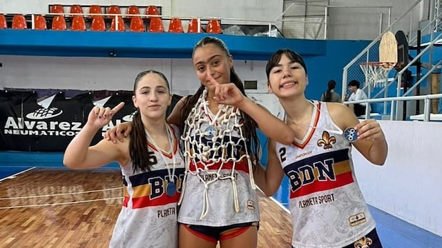 Pilar Recchioni, Juana Montivero y Julia Quinteros campeonas U 15 con Bahiense del Norte.