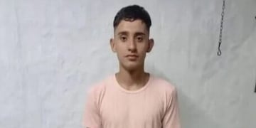 El joven circulaba en su moto cuando fue embestido por un taxista que dobló en U.