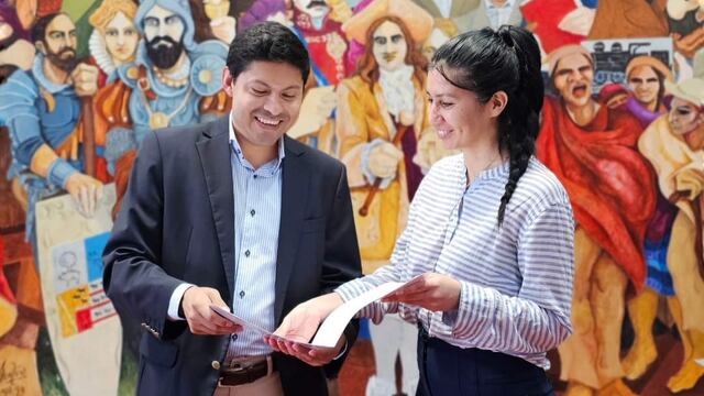 El diputado Juan Ortega entrega a María Eugenia Jamarlli el texto de la declaración "de interés provincial" para su libro "Ultrajada Cuna Jujeña".