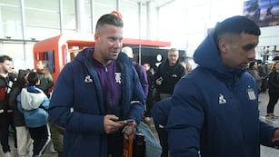 Guido Herrera, uno de los más buscados para las fotos en el aeropuerto. El plantel de Talleres viajó a Buenos Aires para dos amistosos.