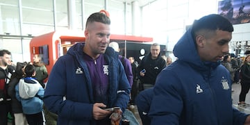 Guido Herrera, uno de los más buscados para las fotos en el aeropuerto. El plantel de Talleres viajó a Buenos Aires para dos amistosos.