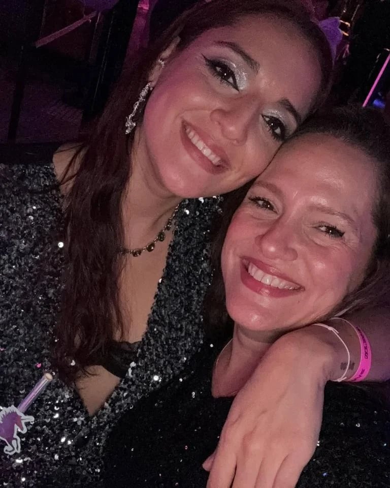 Jana Maradona comparte a menudo imágenes junto a su madre en las redes sociales, reflejando su relación cercana.