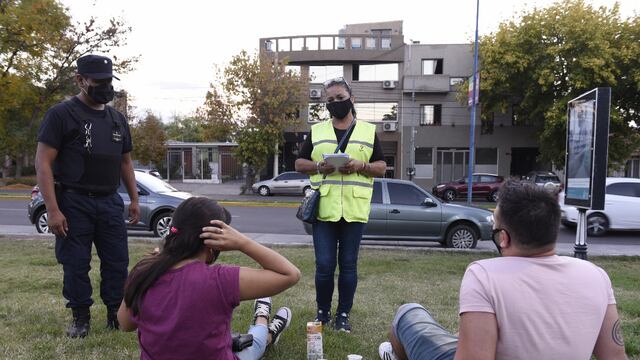 Personal de la municipalidad de Godoy Cruz recorre los parques y la ciclovía para hablar con los vecinos sobre la importancia de seguir las medidas sanitarias. Gentileza MGC
