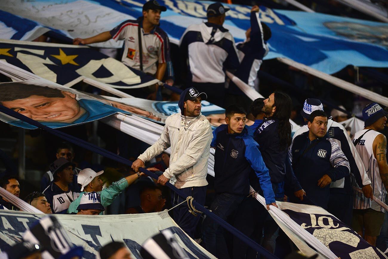 Hinchas de Talleres en el viaje a Mendoza y en la tribuna del estadio en el que se jugó la final de la Copa Argentina ante Patronato. (José Gabriel Hernández / La Voz)