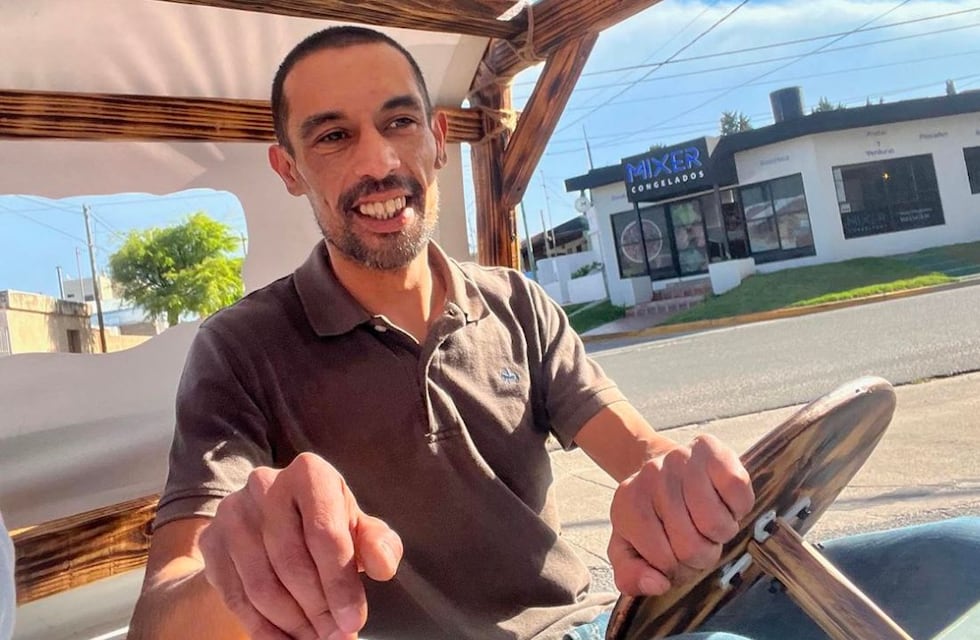 Carpintero y solidario: quién es el cordobés que recreó el auto de Los Picapiedra