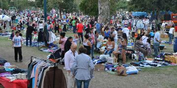 Ferias abiertas. Constituyen uno de los formatos que más crecieron en los últimos años en la venta informal en Córdoba capital. Una de ellas es la feria del parque Las Heras (Facundo Luque/LaVoz)