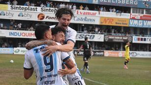 Todos festejan el gol de Dichiara