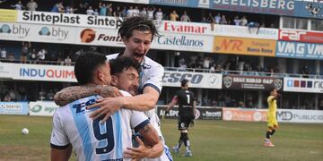 Todos festejan el gol de Dichiara