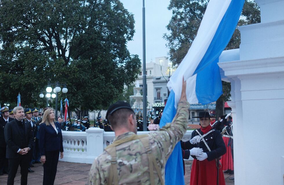 La Revolución de Mayo se celebró con acto oficial y desfile en Paraná