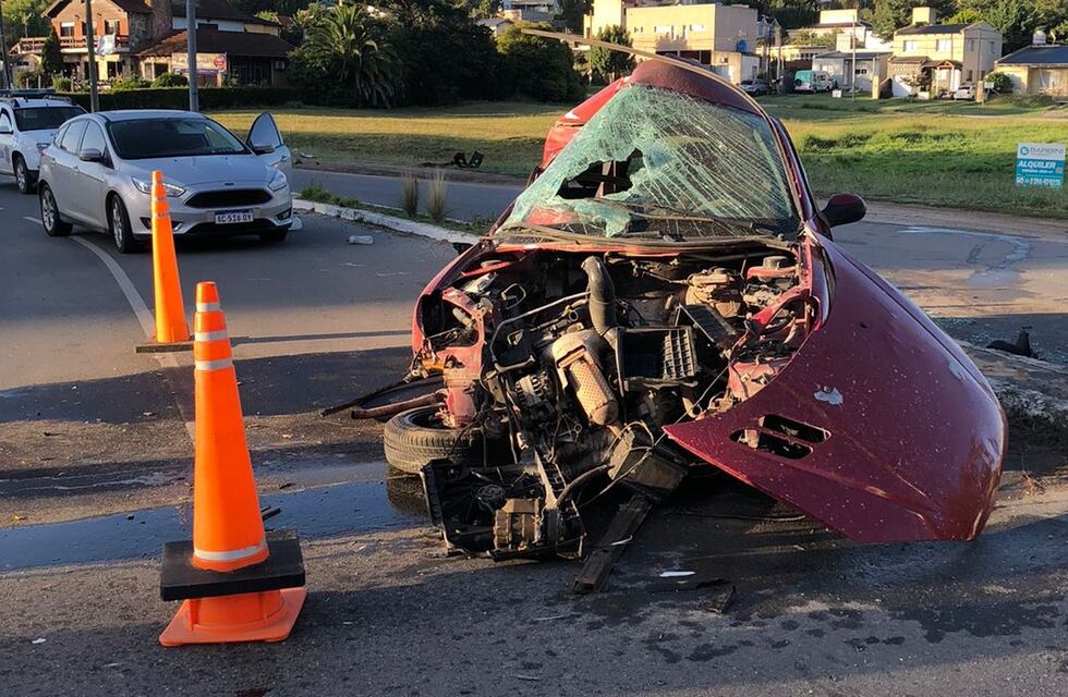 Violento accidente en Tandil: internaron al conductor tras chocar contra una columna