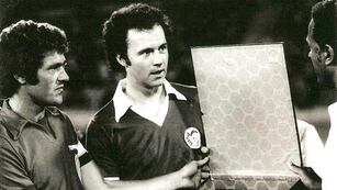 Rubén Coletti, capitán y entrenador de Belgrano, respectivamente le entregan una plaqueta a Franz Beckenbauer, quien jugó para el New York Cosmos un amistoso en el viejo Chateau Carreras