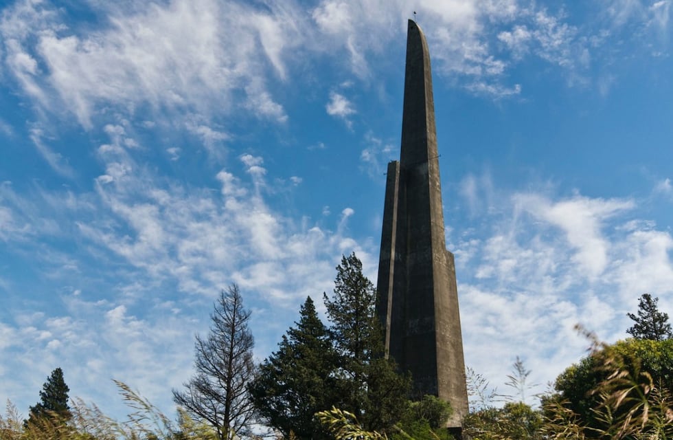 El monumento más alto del país: la historia de amor y muerte debajo del “ala de avión” camino a Alta Gracia