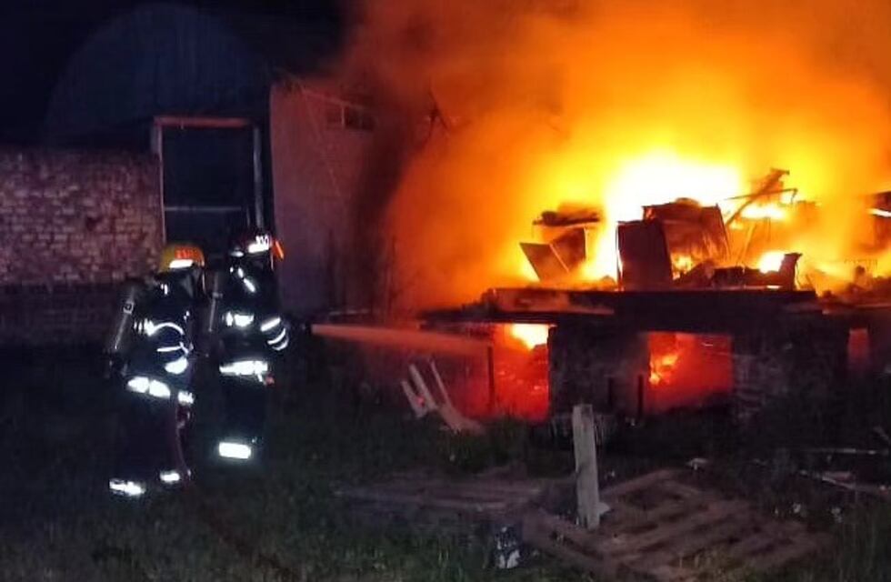 Bomberos de Arroyito acudieron por un incendio estructural y se encontraron con un incendio de despojos